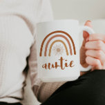 Mug TINLEY Bohemian Burange Orange Rainbow Sun Tante<br><div class="desc">Cette tasse en céramique présente un arc-en-ciel en terre cuite orange bohème avec un soleil à l'intérieur et le mot "tante" écrit dans une police de brosse manuscrite. Cette tasse de café est la façon idéale d'annoncer un nouveau bébé dans la famille et fait un grand cadeau à votre tante...</div>