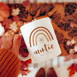 Mug TINLEY Tante Établi Boho Terracotta Arc-en-ciel<br><div class="desc">Cette tasse en céramique présente un arc-en-ciel en terre cuite orange bohème avec un soleil à l'intérieur et le mot "tante" écrit dans une police de brosse manuscrite. Cette tasse de café est la façon idéale d'annoncer un nouveau bébé dans la famille et fait un grand cadeau à votre tante...</div>