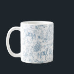Mug Toile équestre florale bleue élégante<br><div class="desc">Motif monochrome toile de Jouy bleu clair et blanc avec cheval et selle et fleurs ornées. Parfait pour les amateurs de chevaux et d'équitation. Le cheval est un animal majestueux qui incarne la puissance spirituelle de l'indépendance, la liberté, la force, le courage, la noblesse, l'endurance, la confiance, le triomphe, l'héroïsme...</div>