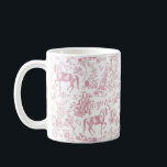 Mug Toile florale équestre rose élégante<br><div class="desc">Motif monochrome toile de Jouy rose pâle avec cheval et selle et fleurs ornementales. Parfait pour les amateurs de chevaux et d'équitation. Le cheval est un animal majestueux qui incarne la puissance spirituelle de l'indépendance, la liberté, la force, le courage, la noblesse, l'endurance, la confiance, le triomphe, l'héroïsme et la...</div>