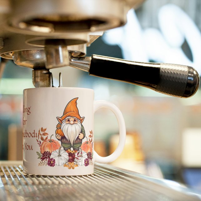 Mug Tomber dans Gnomebody mais vous Cosy Autumn Gnome (Créateur téléchargé)