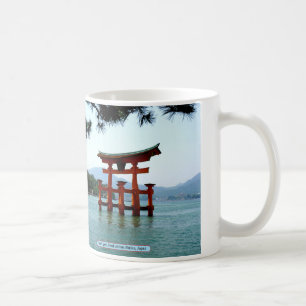 Mug Torii gate, Itsukushima Shrine, Japon