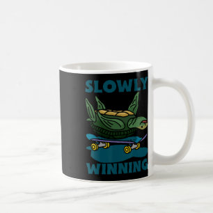 Mug Tortue drôle faisant du skateboard lentement gagna