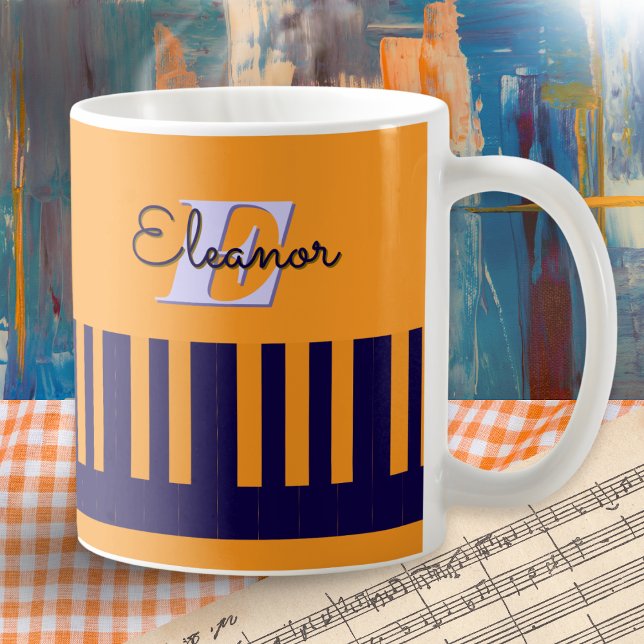 Mug Touches de piano Moderne Cool Monogramme orange et (A mug with piano keys design in orange and navy blue, with custom monogram name and initial)