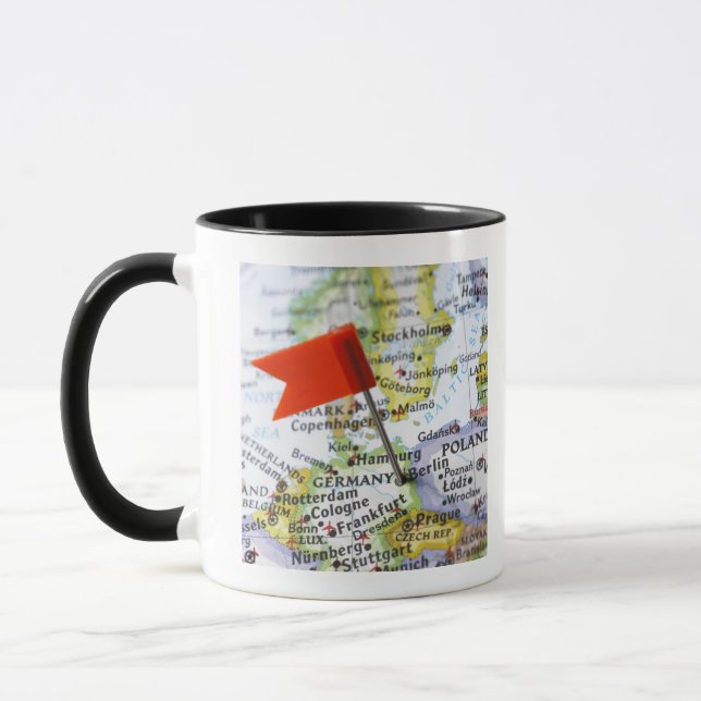 Mug Tracez la goupille placée à Berlin, Allemagne sur (Gauche)