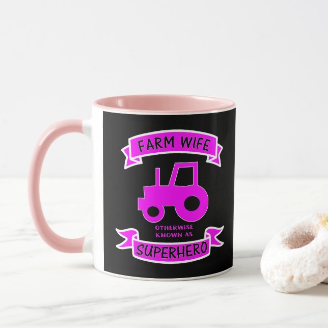 Mug Tracteur rose de l'élevage d'une femme de ferme (Avec donut)