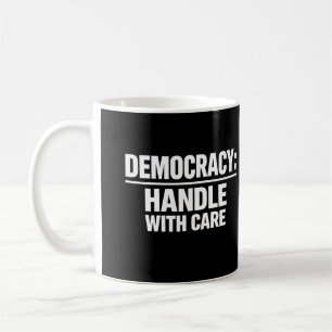 Mug Traitez la démocratie avec soin