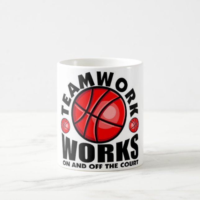 Mug travail d'équipe sur ou hors du terrain de basket (Centre)