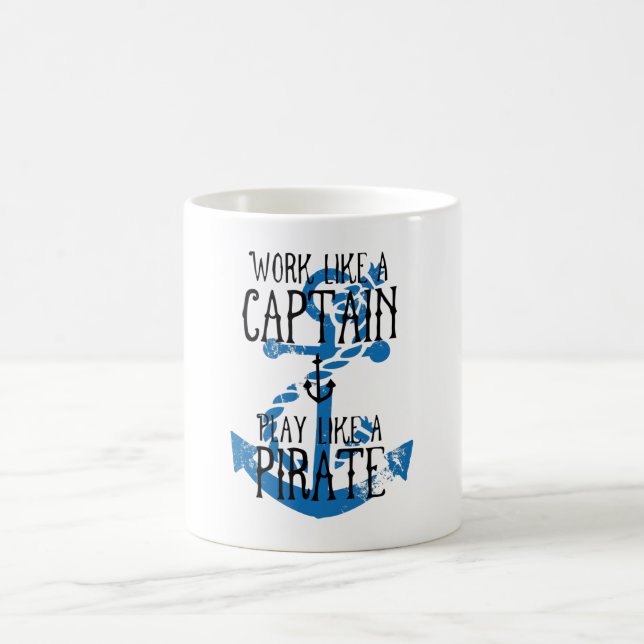 Mug Travailler comme un capitaine Jouer comme un pirat (Centre)