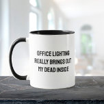 Mug Travailleur humoristique de bureau amusant Retour<br><div class="desc">Fluorescent   stress de travail = cette tasse. "L'éclairage de bureau fait vraiment ressortir mes morts à l'intérieur." Un incontournable pour les guerriers de bureau sarcastiques,  les collègues,  ou qui réussissent à peine à traverser la route du 9 au 5 !</div>