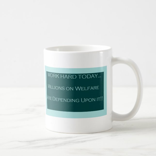 Mug Travaillez aujourd'hui dur, aide sociale de (Droite)