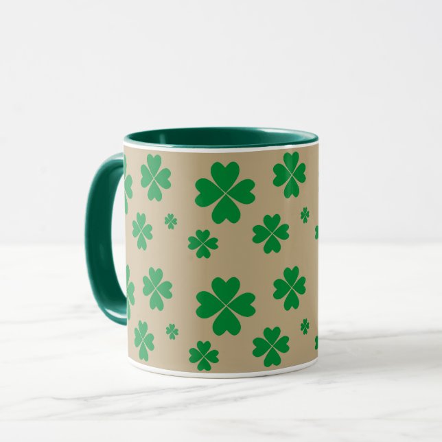 Mug Trèfles verts chanceux sur fond beige (Devant gauche)