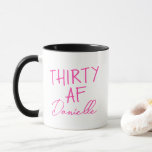 Mug TRENTE AF 30e anniversaire drôle Personnalisé<br><div class="desc">Célébrez 30 en style avec cette tasse d'anniversaire amusante et fabuleuse "TRENTE AF", customisée avec votre nom dans un script rose amusant. Que vous sirotiez un café le matin après la fête ou que vous donniez à votre bestie quelque chose de gai et personnel, cette tasse rend le trente-et-un encore...</div>