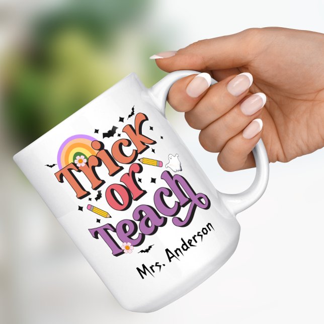 Mug Trick or Teach Retro Pastel Halloween Nom de l'ens (Trick or Teach Halloween Teacher Name Mug)