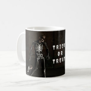 Mug Trick ou Treat. Homme habillé en squelette