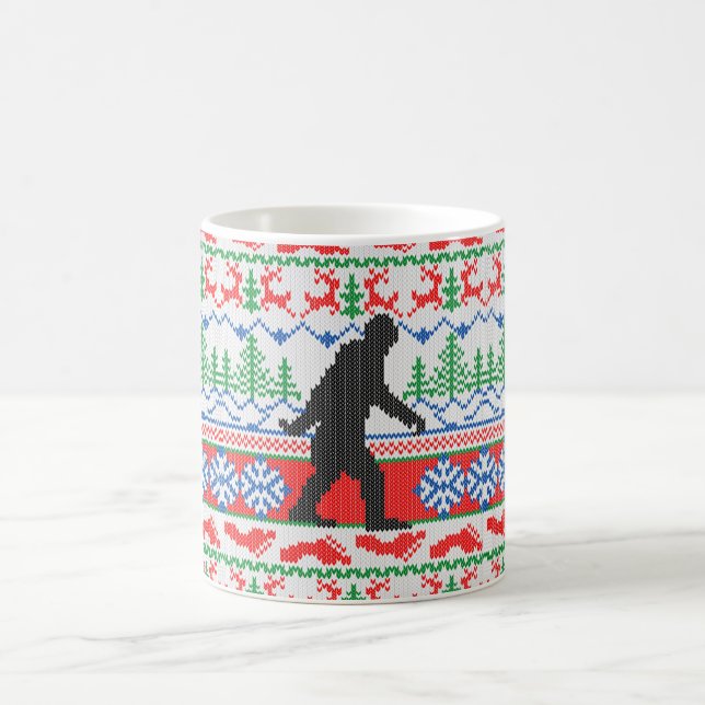 Mug Tricot laid allé de chandail de Noël de Squatchin (Centre)