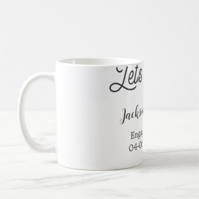 Mug Trinquons à la fête de fiançailles nom date élégan (Gauche)