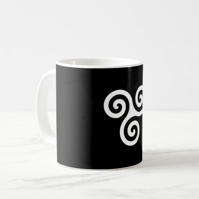 MUG TRISKELION TRIPLE CELTIQUE SPIRAL (Devant gauche)