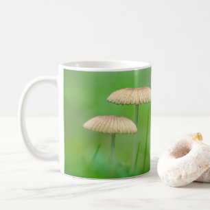 Mug Trois beaux champignons sauvages dans un champ d'a