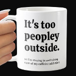 Mug Trop de gens dehors<br><div class="desc">Des mugs humoristiques disent : "C'est trop de gens dehors... alors je reste et je m'occupe de ma dépendance à la caféine." Personnalisez avec un nom imprimé verticalement sur le côté. Faites un cadeau amusant ou parfait pour vous-même.</div>