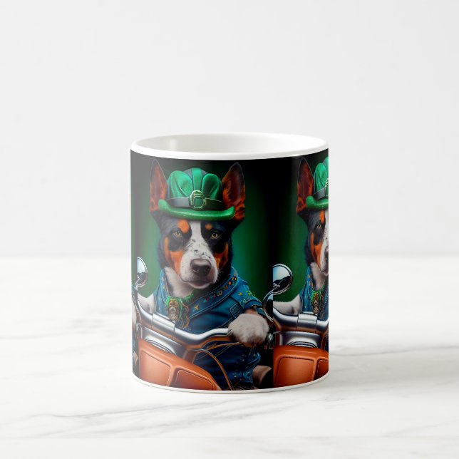 Mug Trottinette conduite par un chien Blue Heeler pour (Centre)