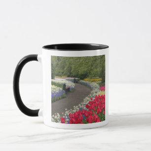 Mug Trottoir à travers les tulipes, jonquilles et