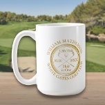 Mug Trou de golf personnalisé en un or classique<br><div class="desc">Avec un effet de timbre vieilli design rétro classique. Personnalisez le nom,  le numéro du trou de localisation et la date pour créer un grand gardien de golf pour célébrer ce trou fantastique en un. Conçu par Thisisnotme©</div>