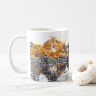 Mug Troupeau d'éléphants au point d'eau sous la lumièr