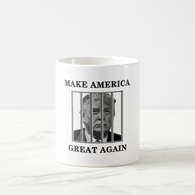 Mug Trump derrière les barreaux (Centre)