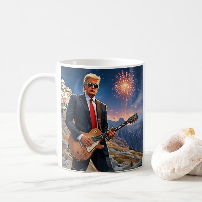 Mug Trump Jouant à la guitare électrique Mont Rushmore (Avec donut)