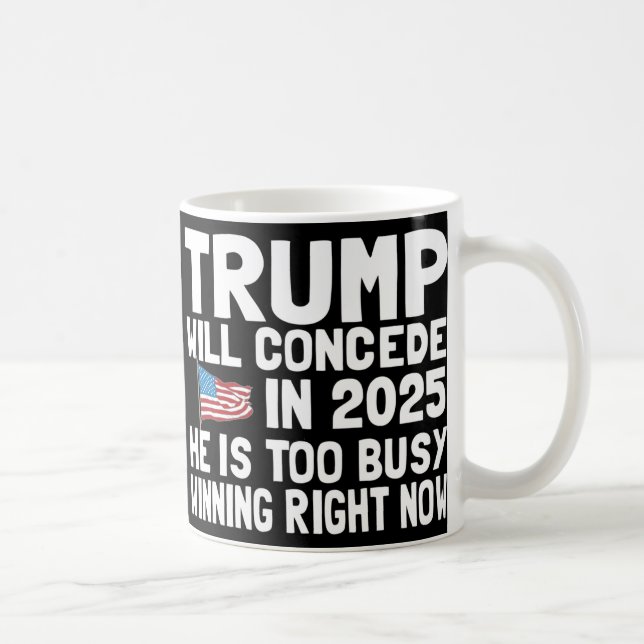 Mug Trump n'acceptera pas avant 2025 qu'il soit trop o (Droite)