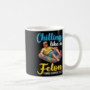 Mug Trump sur un flotteur de piscine se détendant comm