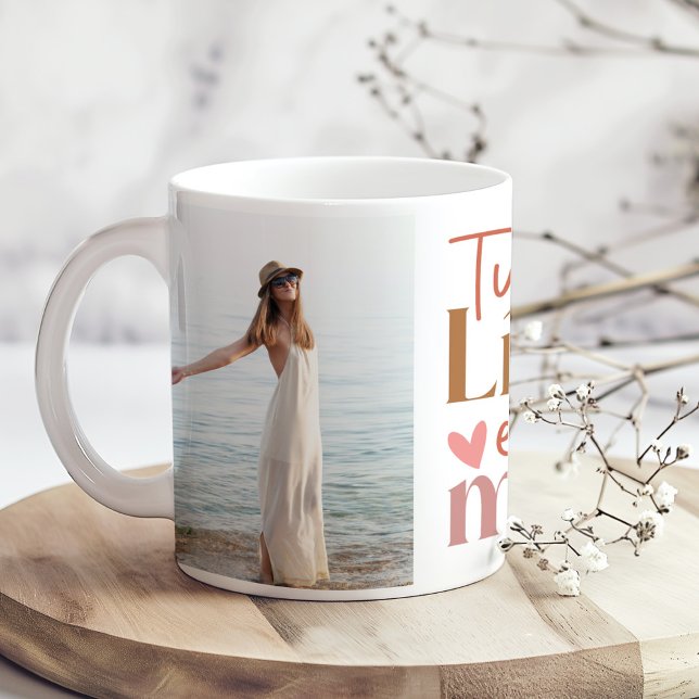Mug "Tú Unico Limite es Tu Mente" Photos Personnalisée ("Tú Unico Limite es Tu Mente" Custom Photos Boho Coffee Mug on a boho wooden kitchen table.)