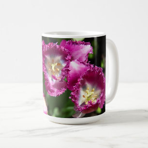 Mug Tulipes mignonnes pourpres dans le jardin