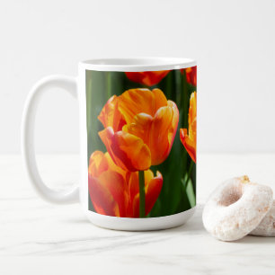 Mug Tulipes orange vif dans le parc