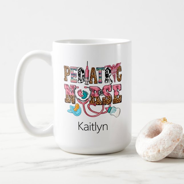 Mug Typographie de l'infirmière pédiatrique rétro du s (Avec donut)