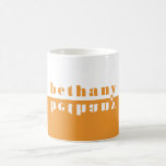 Mug Typographie en miroir couleur orange<br><div class="desc">Cette tasse unique est dotée d'un nom personnalisable dans la typographie de chunky. La tasse est divisée en blocs de couleur blanc et orange mangue, avec le nom en orange sur un arrière - plan blanc sur la moitié supérieure, et mis en miroir à l'envers en blanc sur un arrière...</div>