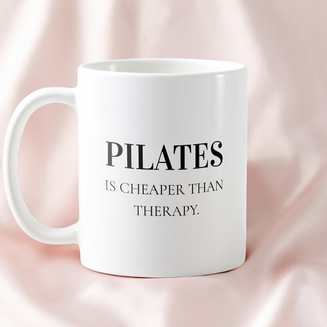 Mug Typographie noire moderne Citation drôle Pilates (Modern Black Typography Funny Quote Pilates Coffee Mug)