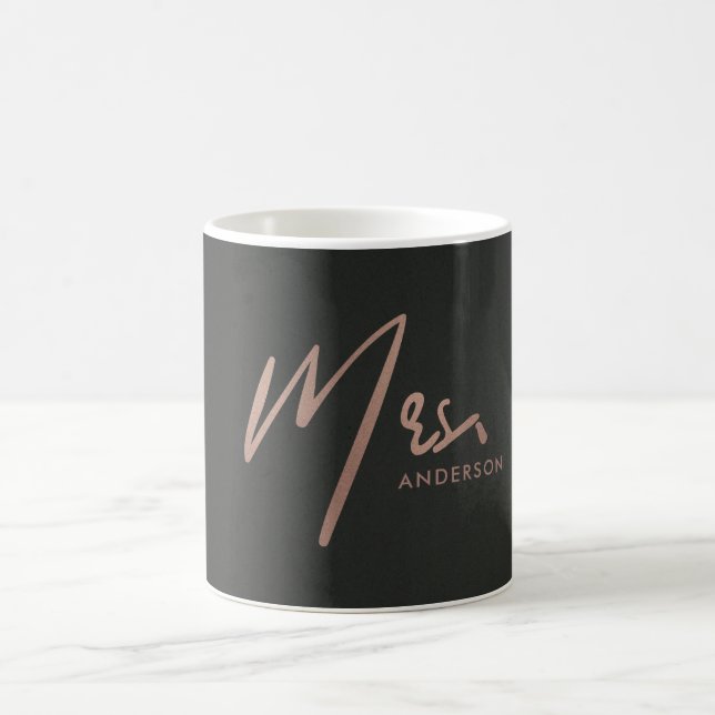 MUG TYPOGRAPHIE NOIRE ROSE MODERNE MME DERNIER NOM (Centre)