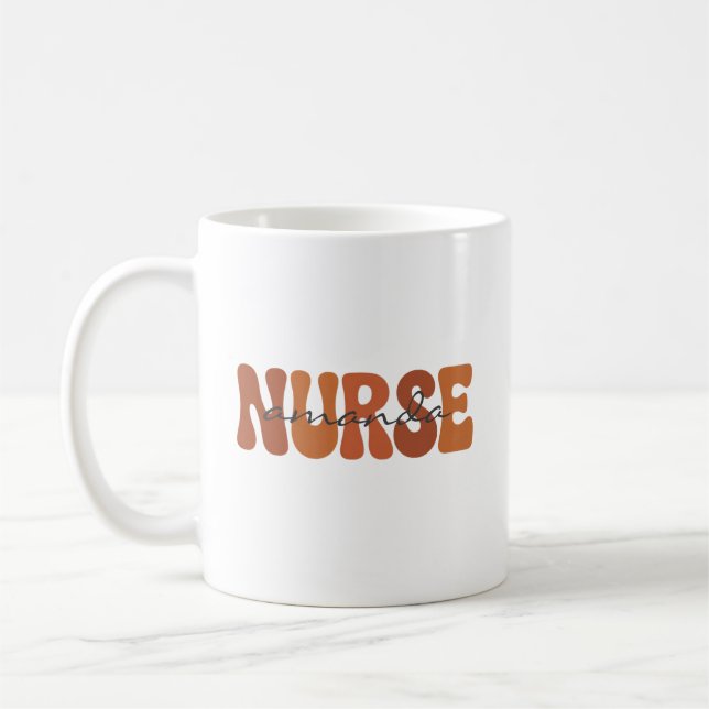 Mug Typographie ondulée rétro avec nom d'infirmière pe (Gauche)