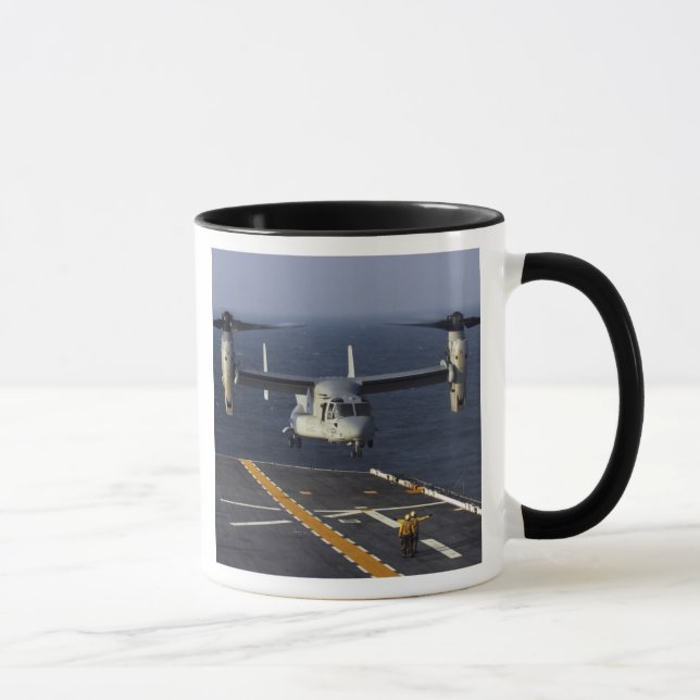 Mug Un aéronef V-22 Osprey se prépare à atterrir (Droite)