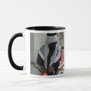 Mug Un agresseur ennemi qui joue un rôle arme un idiot