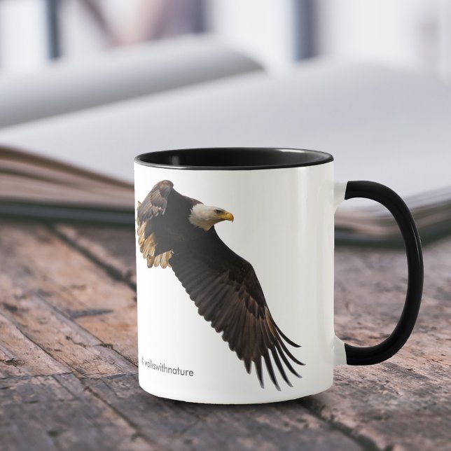 Mug Un aigle à tête blanche monte vers le ciel (Bald Eagle Takes to the Sky 11 oz Coffee Mug Cover Photo.)