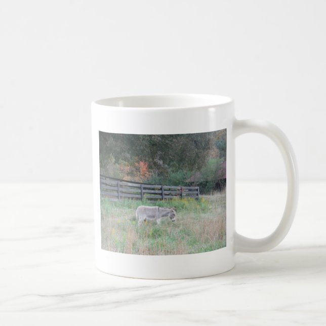 Mug Un âne dans un champ d'automne. (Droite)
