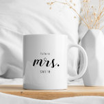 Mug Un avenir rustique moderne Mme Fiançailles Gift<br><div class="desc">Conçu sur mesure pour que la mariée puisse présenter une conception rustique de script "future Mme".</div>