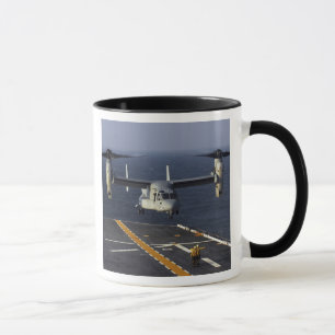 Mug Un avion du balbuzard V-22 prépare pour débarque