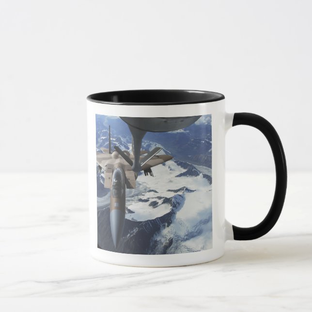 Mug Un avion F-15C Eagle se trouve derrière un KC-135R (Droite)