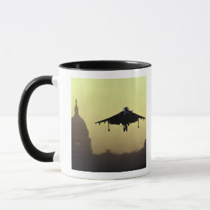 Mug Un avion Harrier atterrissant sur le Mall à l'aube