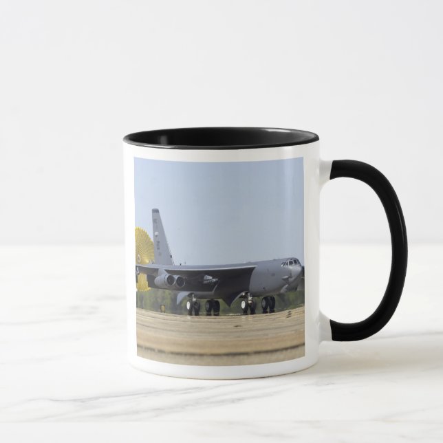 Mug Un B-52 Stratofortress déploie son parachute de tr (Droite)