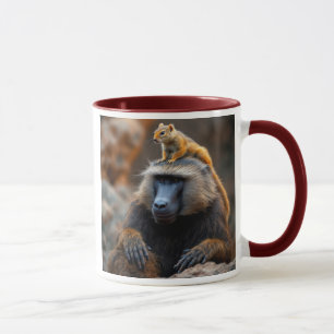Mug Un babouin avec un écureuil sur sa tête.